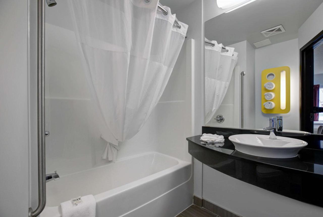 Motel 6 Airdrie Dış mekan fotoğraf
